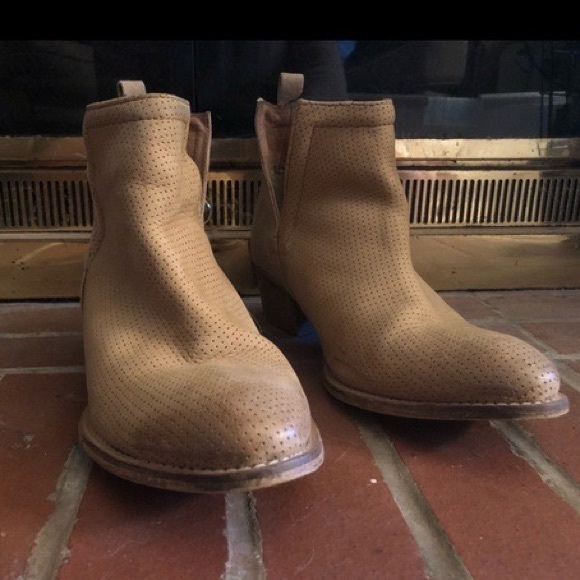 Diba True Western V Cut Bootie - Picture 2 of 6